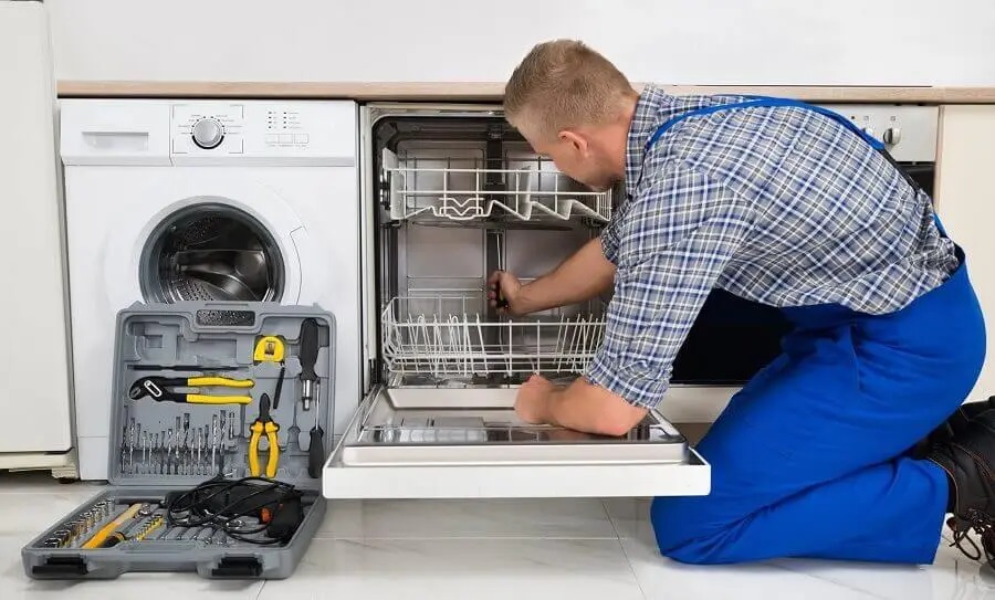 Serdivan Daikin servisi teknisyen ekibi beyaz eşya tamiri yaparken